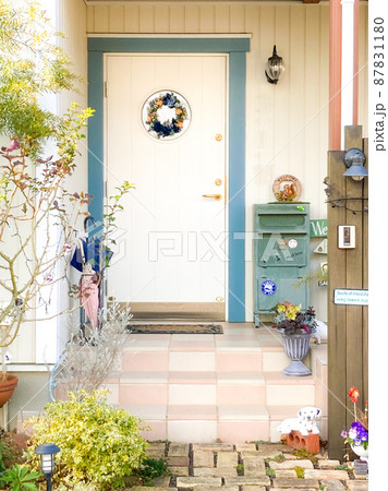 可愛いカントリーハウスの玄関先のイメージ