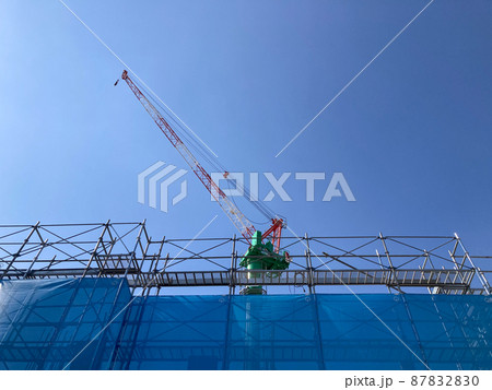 マンション建設現場の大型クレーン