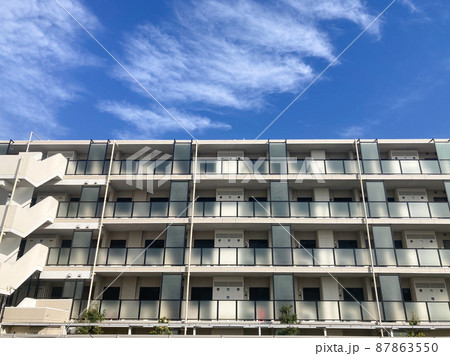 晴天の新築マンションの外観イメージ