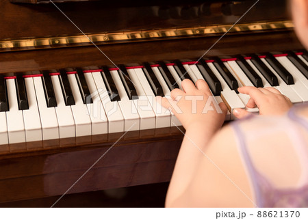 少女のピアノのおけいこのイメージ