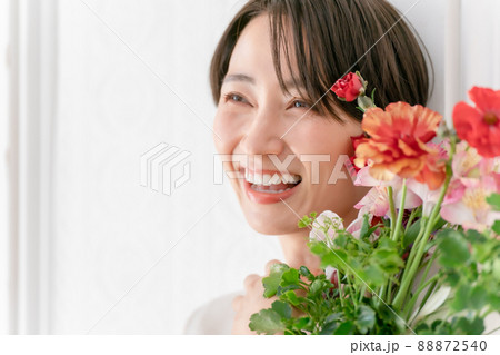 女性 花束 抱える 花の写真素材