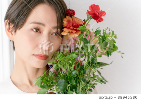 女性 花束 抱える 花の写真素材