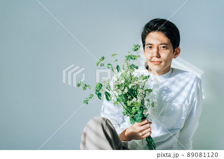 人物 男性 花束 持つの写真素材