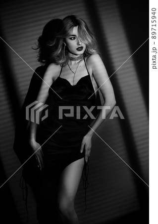 モノクロ 白黒 外国人 大人の写真素材