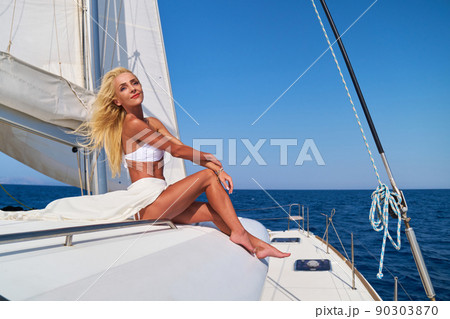 big breasted girl in swimsuit - Stock Illustration [109502492] - PIXTA