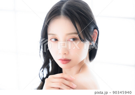 女性 美人 横顔 流し目の写真素材