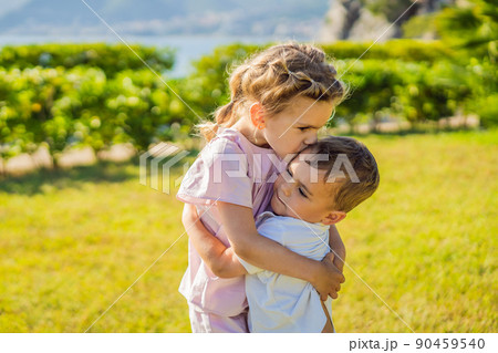 キス ２人 子供 カップルの写真素材