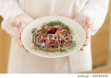 皿 料理 持つ 手の写真素材