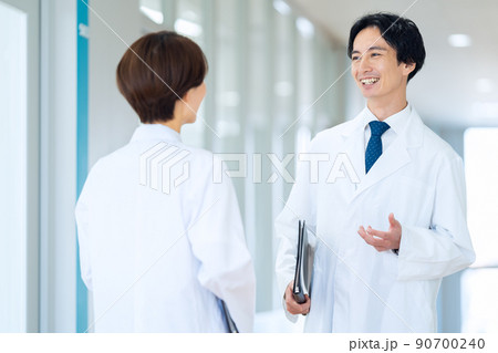 白衣 後ろ姿 人物 女性の写真素材