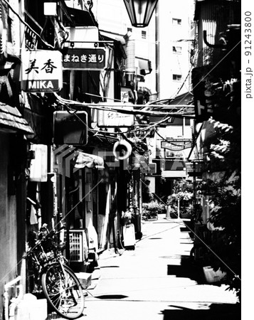 モノクロ 路地裏の写真素材 - PIXTA