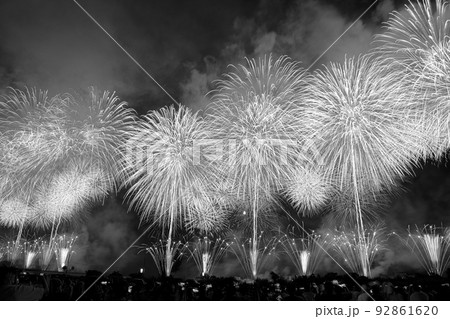 モノクロ 打ち上げ花火 花火 イベントの写真素材