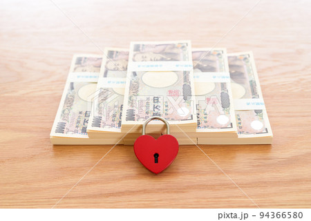 ハート お金 紙幣 お札の写真素材 - PIXTA