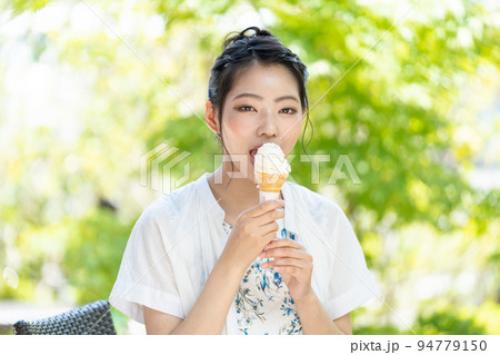 人物 女性 アイス 食べるの写真素材