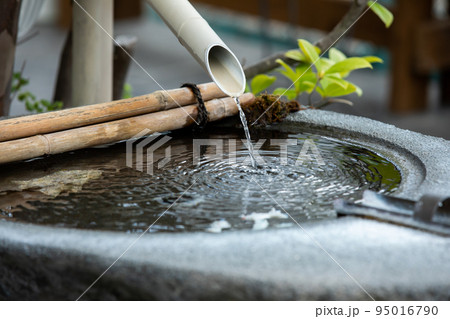 竹 水 水滴 鹿威しの写真素材 - PIXTA
