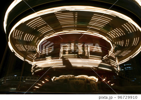 メリーゴーランド ライトアップ コスモワールド 遊園地の写真素材 - PIXTA