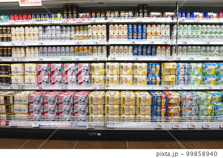 飲料売り場 スーパーマーケット 店舗 食品スーパーの写真素材