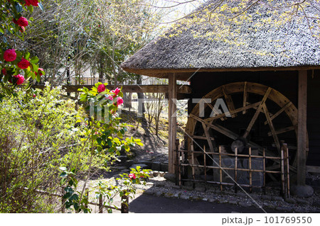 水車、昔の水車、古民家　骨董　アンティーク家具、田舎暮らし　レトロ 水車 古い 日本 田舎の写真素材 - PIXTA