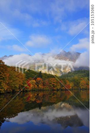 錦秋の鏡池の写真素材 - PIXTA