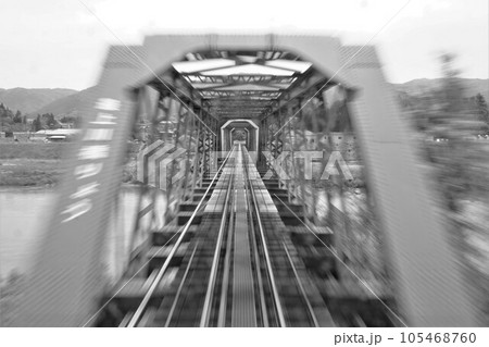 鉄橋 モノクロ 鉄道 線路の写真素材 - PIXTA