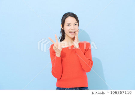 ピースサイン 女性 人物 モデルの写真素材 - PIXTA