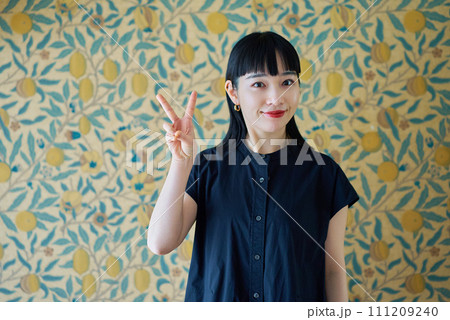 ピースサイン vサイン 女性 ポーズの写真素材 - PIXTA