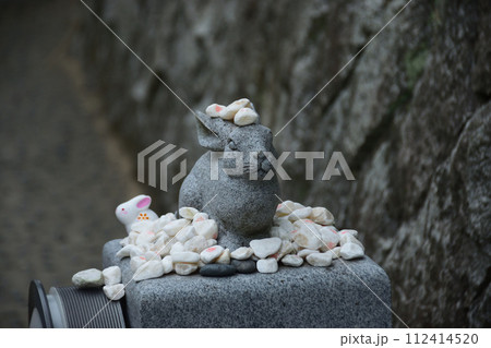 うさぎ rabbit statue 石像の写真素材 - PIXTA