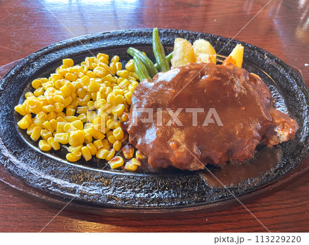 焼きたての美味しいハンバーグのイメージ