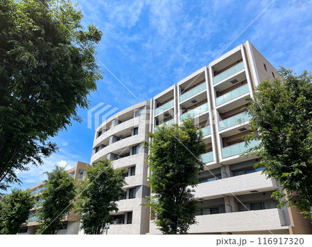 青空と素敵なマンションのある都市風景