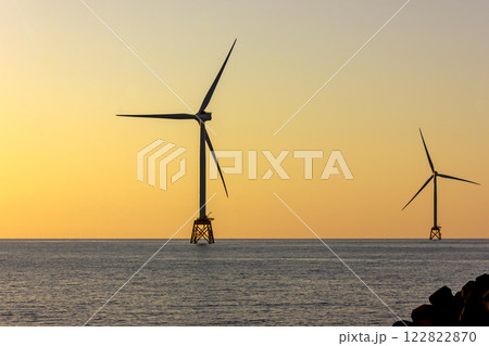 風車 風力発電 夕日 発電の写真素材 - PIXTA