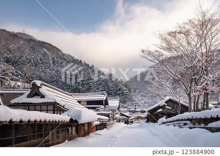 絵画　　田舎雪風景画 田舎の集落の雪景色 水彩画のイラスト素材 [230726722