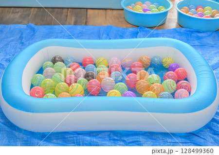 夏祭りのヨーヨー釣りのイメージ