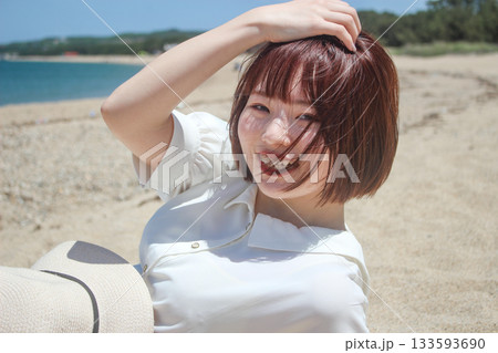 女性 海 笑顔の写真素材 - PIXTA