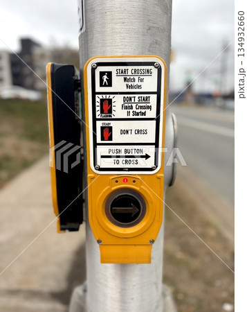 押しボタン 横断歩道 歩行者用 看板の写真素材 - PIXTA